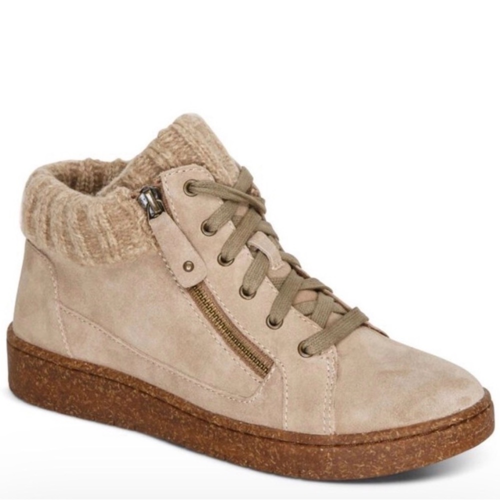 NWOB Aetrex Bonnie Suede Sneaker.